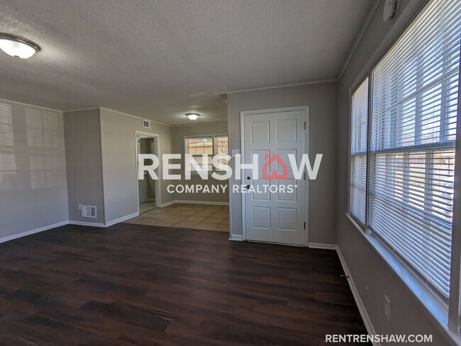 Building Photo - Corner Property - 3 Bed / 1.5 Bath - Perfe...
