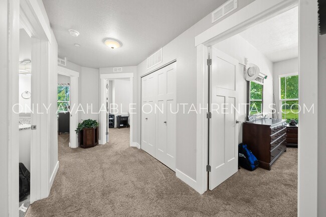 Building Photo - 1055 500 E