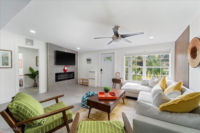 Foto del edificio - 2123 Holiday Ln