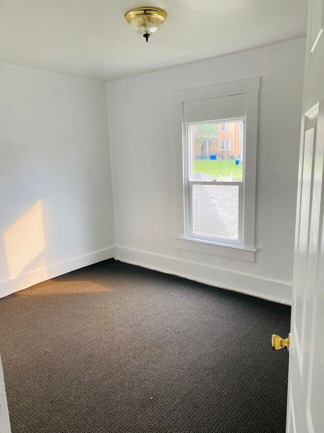 Building Photo - 4 br, 1 bath House - 302 West Cherry St