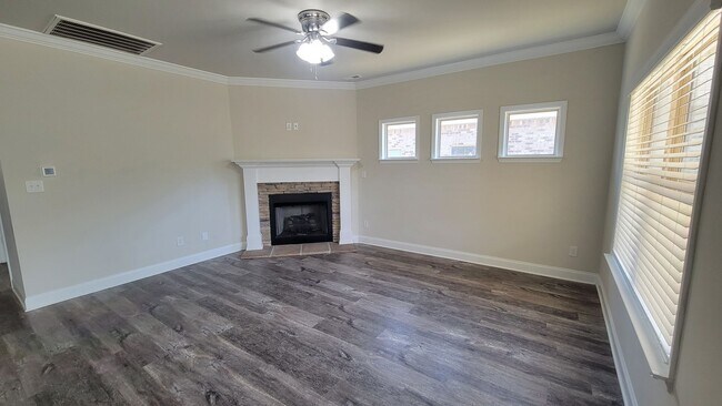 Building Photo - 3 Bedroom 3 Bathroom Home with Office/4th ...