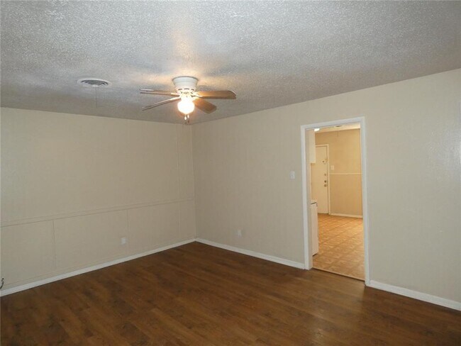 Building Photo - 3 bedroom, 1 bath