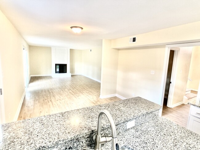Building Photo - 1245 Geranium Crescent