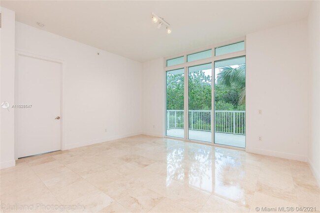 Foto del edificio - 15051 Royal Oaks Ln