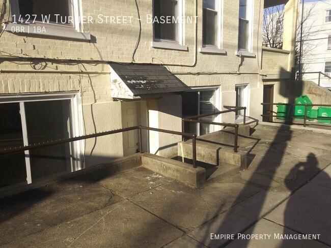 Foto del edificio - Basement Level-Studio/ 1 Bathroom Apartmen...