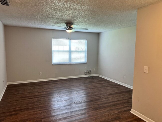 Building Photo - 2411 W Stroud Ave