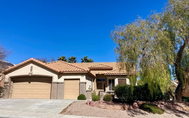 Building Photo - Fenced yard, Pool and hot tub/ Sun City Su...