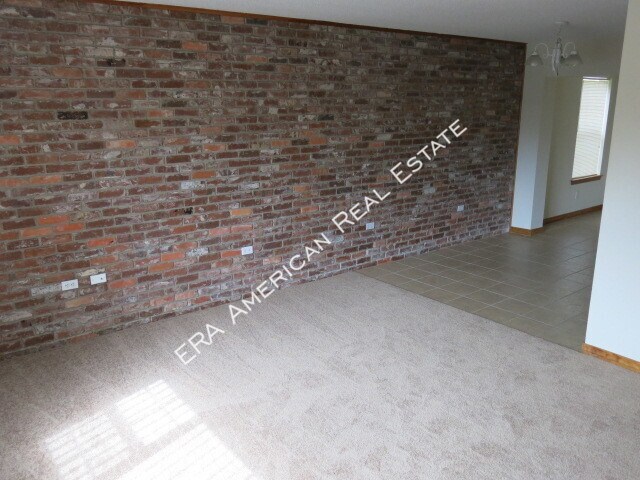 Building Photo - 2 Bedroom Townhome! Lawn Care Included!