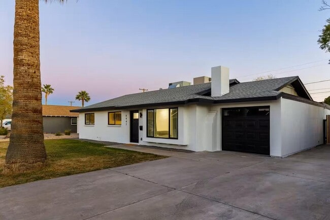 Building Photo - 8447 E Vernon Ave