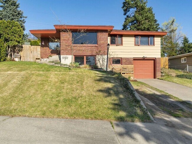 Building Photo - 3 Bed 1.5 Bath Home in Shadle neighborhood...
