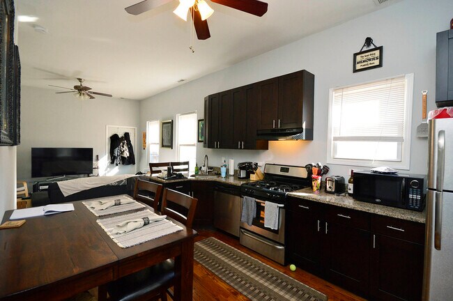 Building Photo - 1644 N Artesian Ave