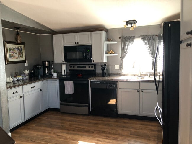 Kitchen - 419 Kings Dr
