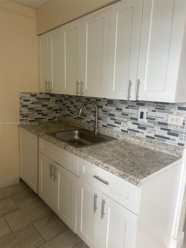 Foto del edificio - 7640 Kimberly Blvd