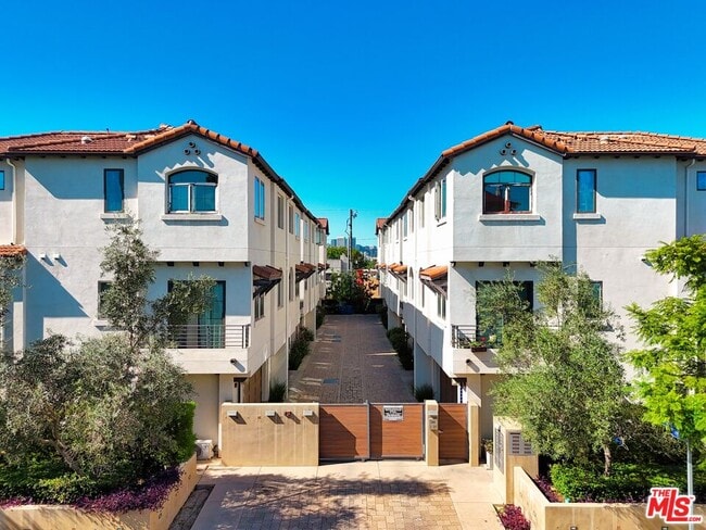 Foto del edificio - 5933 W Luna Park