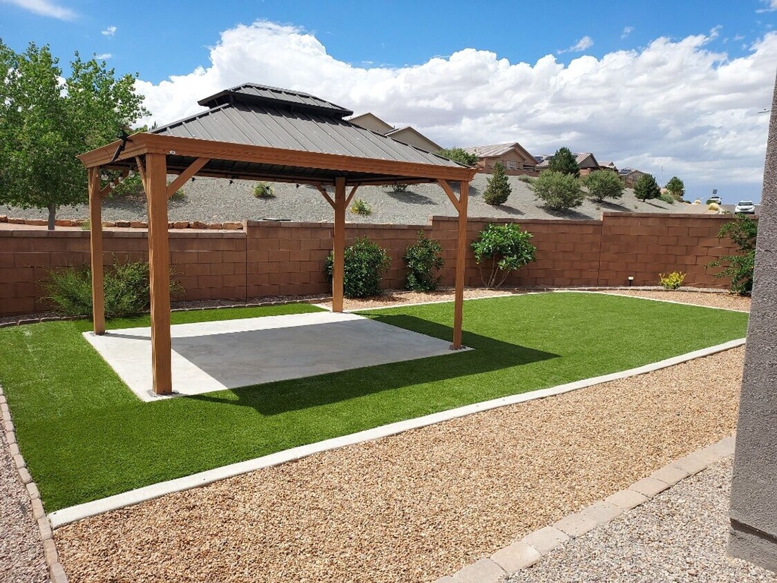 Foto del edificio - Charming 3-bedroom, 2-bath home in Los Lunas, NM