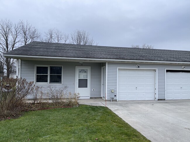 Building Photo - 204 Kay Cir