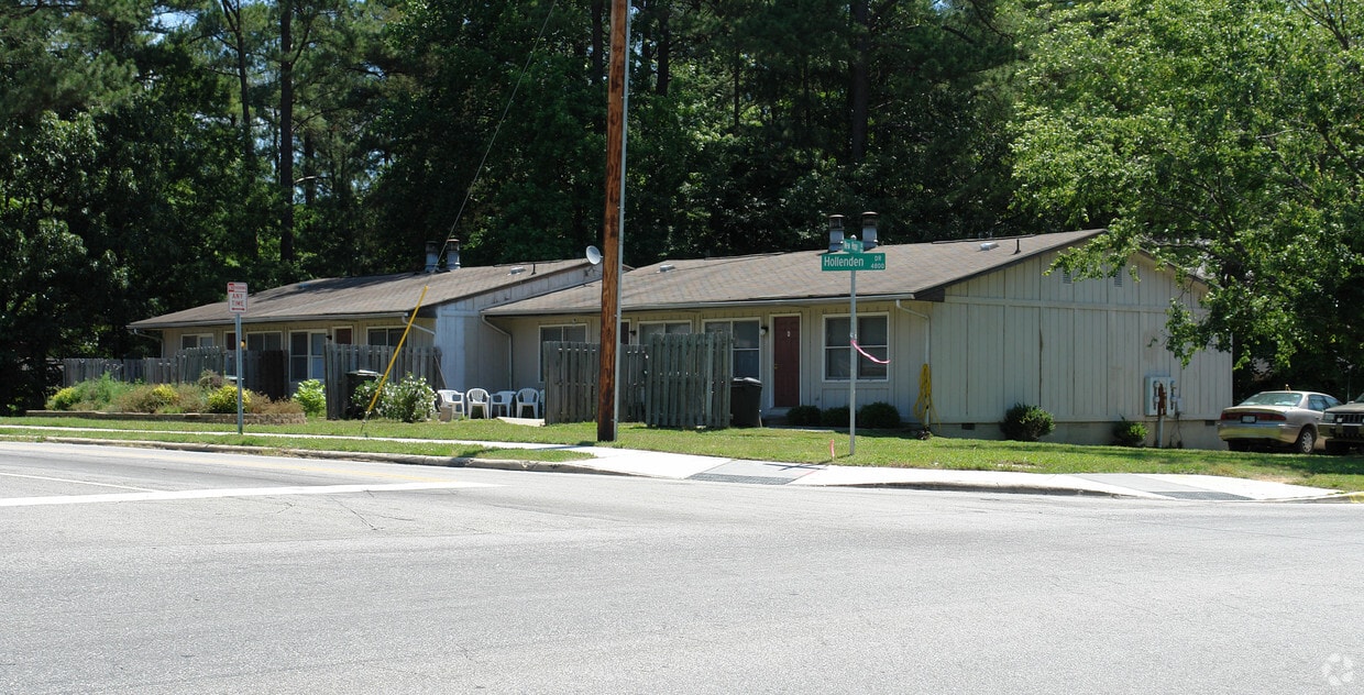 Building Photo - 4800 Hollenden Dr