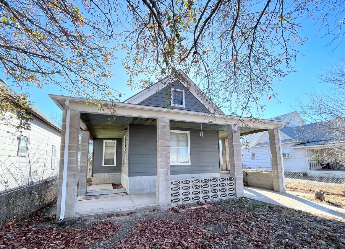 Primary Photo - Large 3 Bed, 1 Bath With Fenced in Yard