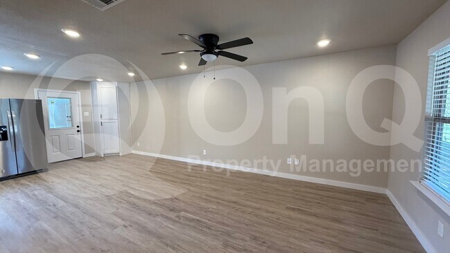 Foto del edificio - 810 Grassy Glen Dr