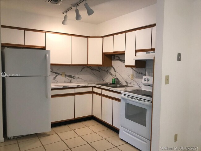 Building Photo - 306 NE 5th Ct