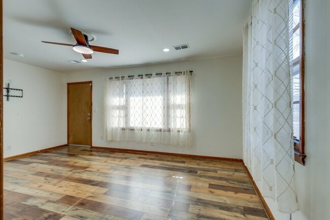 Foto del edificio - 2728 Nodyne Dr