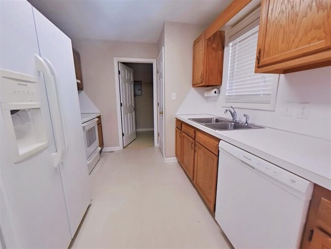 Building Photo - 204 Larkspur Lane