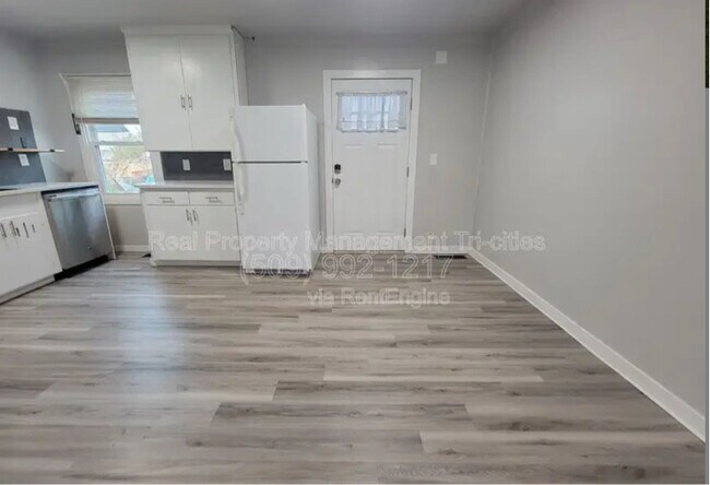 Foto del edificio - 402 Barth Ave