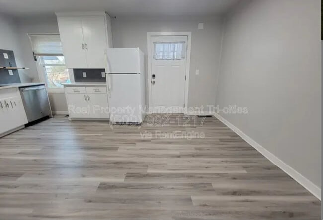 Building Photo - 402 Barth Ave