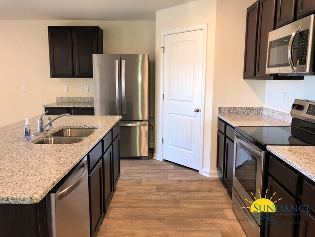 Foto del edificio - Lovely 4 Bedroom Newer Construction Home in Redstone Commons