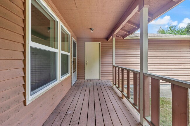 Foto del edificio - MOVE IN READY! Tumwater rambler 2 beds plus den 1.5 baths. No Pets.