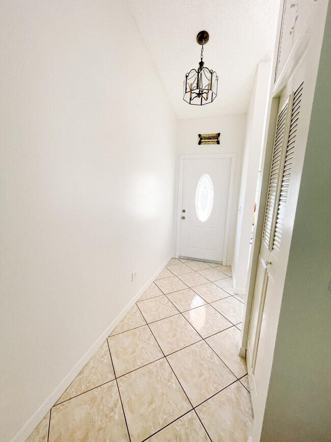 Building Photo - 5625 Biscayne Dr