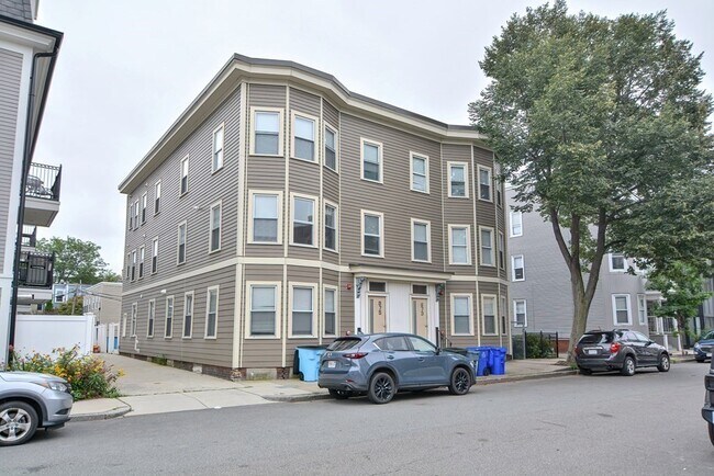 Building Photo - 870 E 2nd St