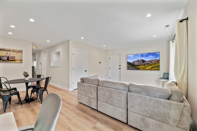 Building Photo - 7109 N Western Ave