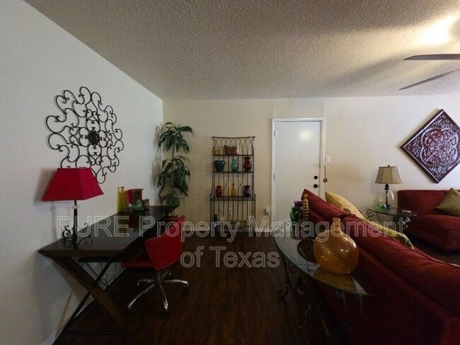 Building Photo - 203 2nd St N