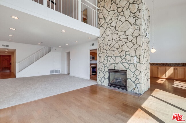 Foto del edificio - 230 S Catalina Ave