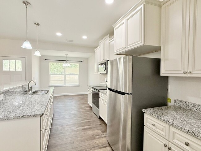 Foto del edificio - Beautiful 3-Bedroom Home - Open Split Floo...