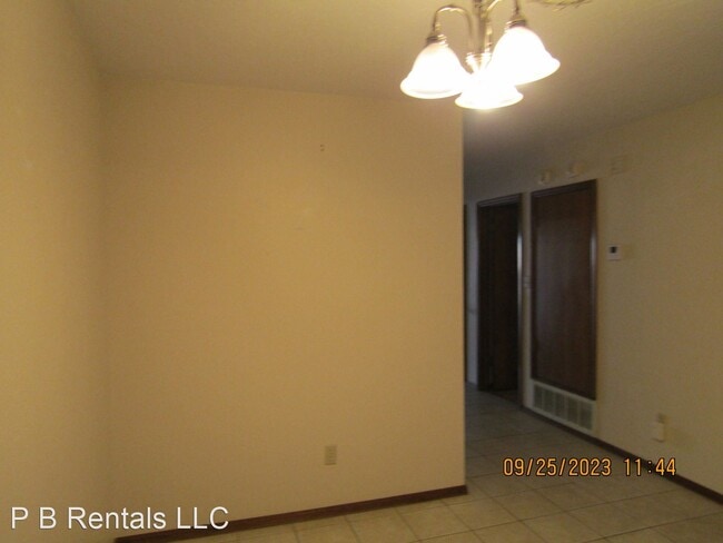 Building Photo - 3 br, 2.5 bath House - 457 NW Chimney Cree...