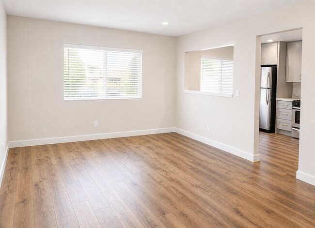 Foto del edificio - Remodeled Spacious 2BR/2BA in NoHo – Quiet 2nd Floor, Central A/C, 2 Parking Spaces