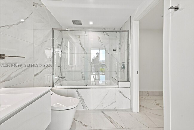 Building Photo - 302 Hallandale Ave