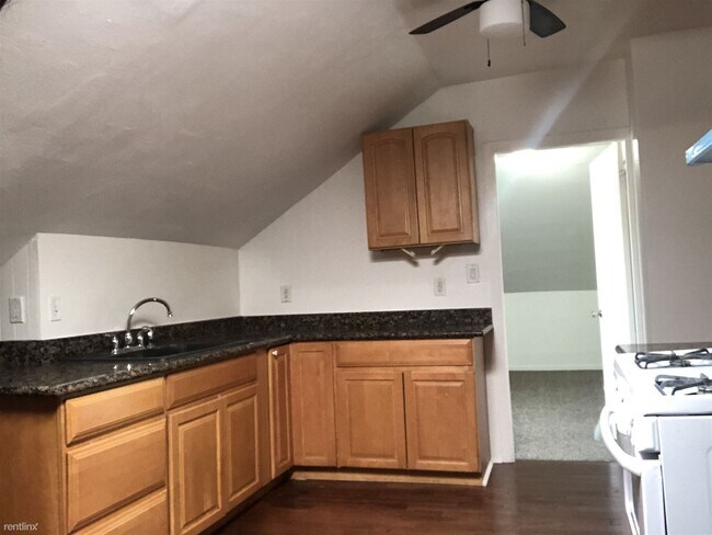 Foto del edificio - 3 br, 1 bath Triplex - 512 E St Unit B