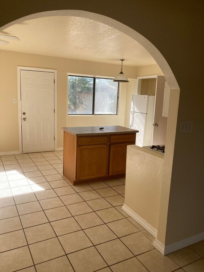Foto del edificio - Spacious Home with Great Potential in Southwest Albuquerque
