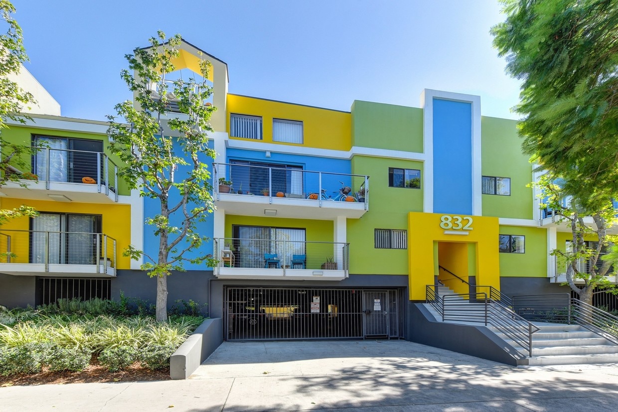 Croft Plaza Apartments 832 N Croft St Los Angeles, CA Apartments