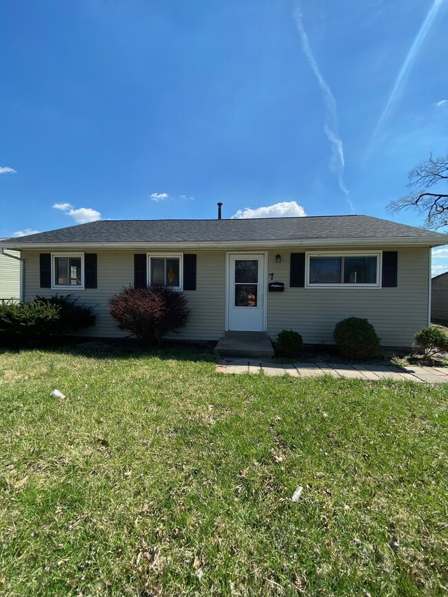Building Photo - 7 Briarcliff Dr