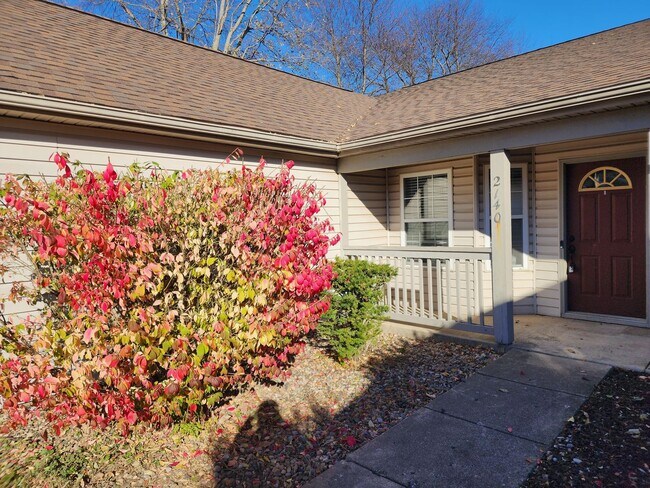 Building Photo - Spacious 2BD 2 BA duplex with 2 Car attach...