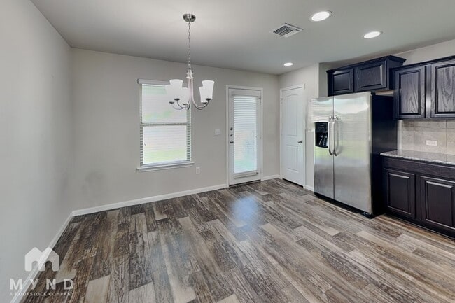 Building Photo - 717 Pinnacle Dr