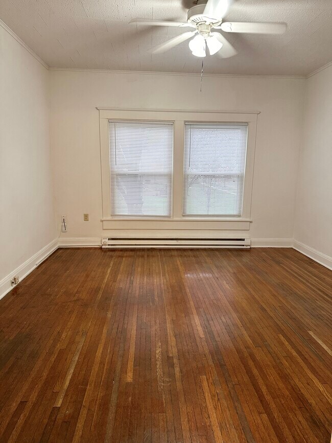 Amplia sala de estar/dormitorio - 803 W Edwards St