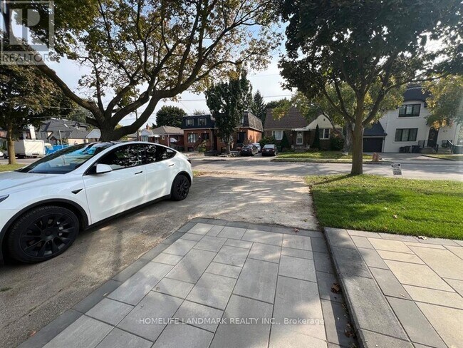 Building Photo - 154 Poyntz Ave