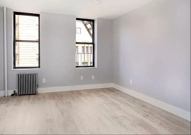 Building Photo - 450 W 46th St