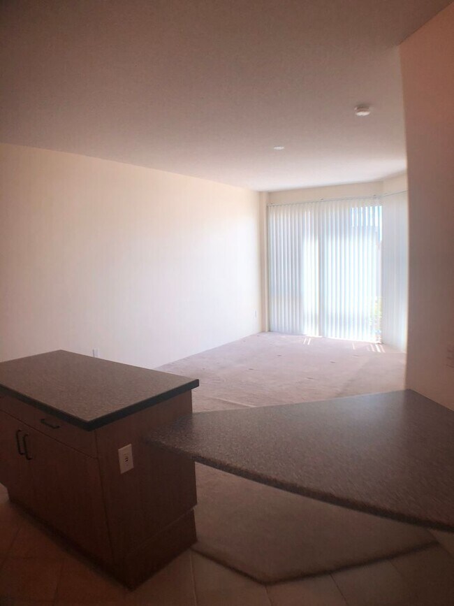 Foto del edificio - 1 bed, 1 bath, 1 parking with a lanai, located in One Archer Lane!
