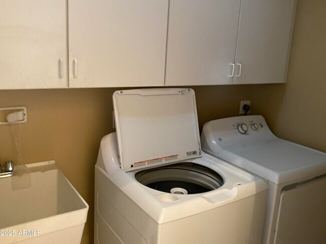 Building Photo - 320 S 70th St